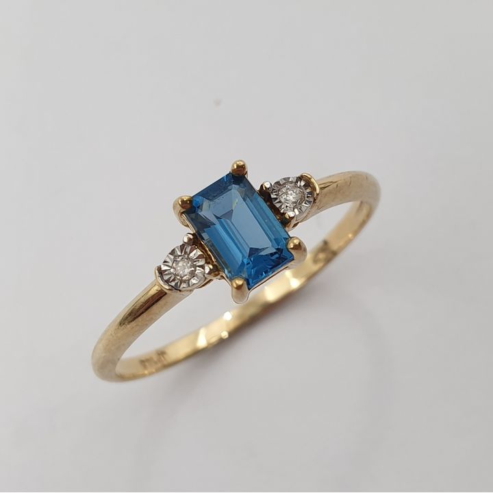 9ct Y/G Topaz & Diamond Ring