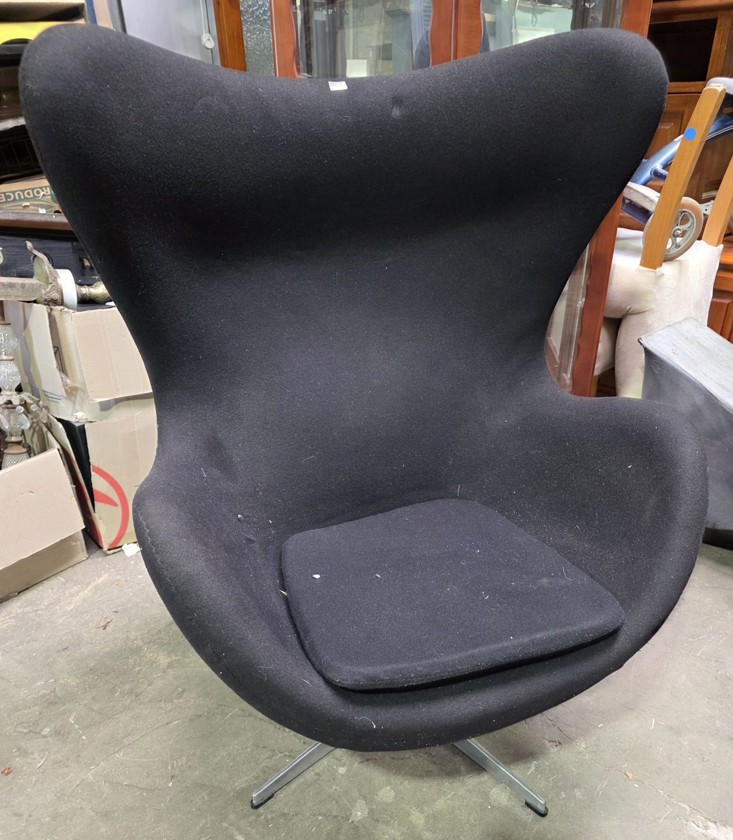282 · CONTEMPORARY EGG CHAIR