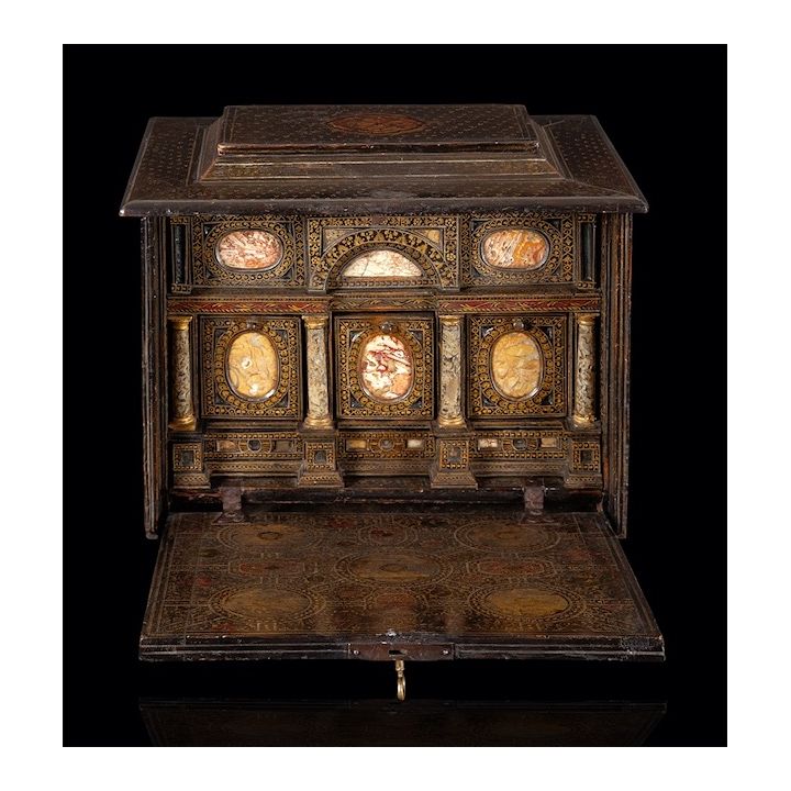 Rare et beau cabinet de Monsieur en bois laqué et doré Italie, XVIIIème