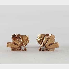 9CT YELLOW GOLD POINTED EARRINGS WITH 2 ROUND DIAMONDS - 51929/3760