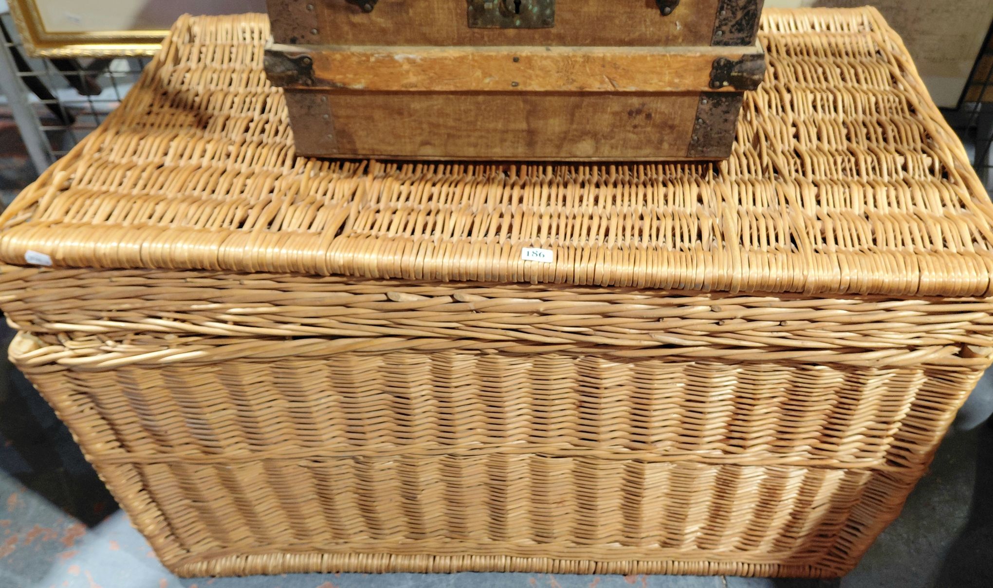 186 · CANE STORAGE BOX