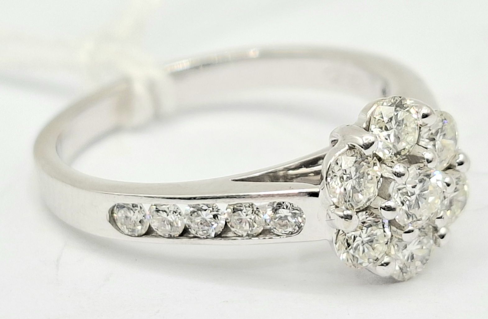 1140 · DIAMOND CLUSTER RING