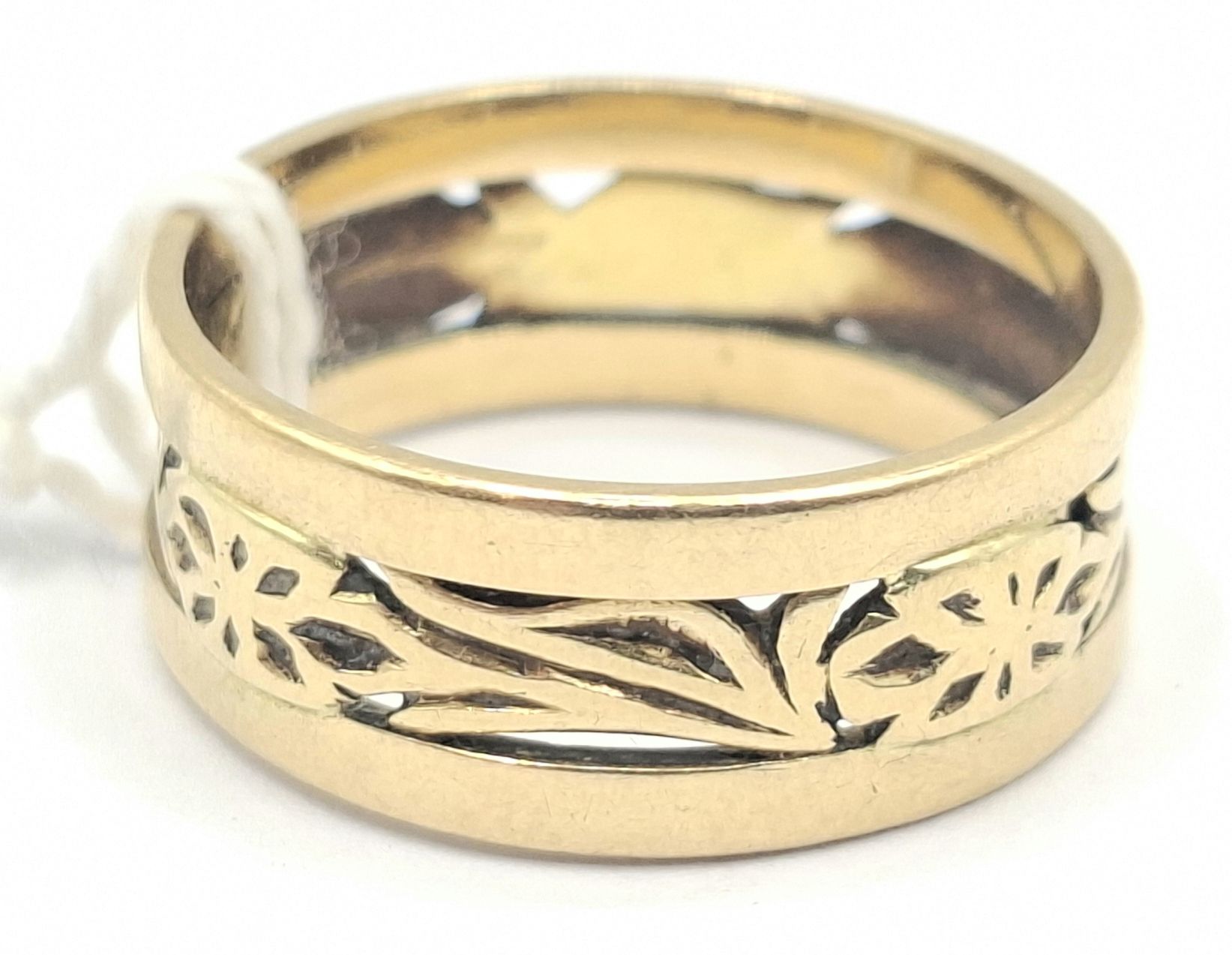289 · 18CT PIERCED DECORATED WEDDER