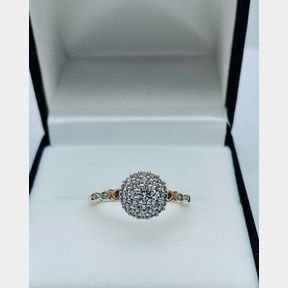 BEAUTIFUL LADIES DIAMOND CLUSTER HALO RING SET IN 18CT GOLD AND SILVER.2G RING SIZE N
