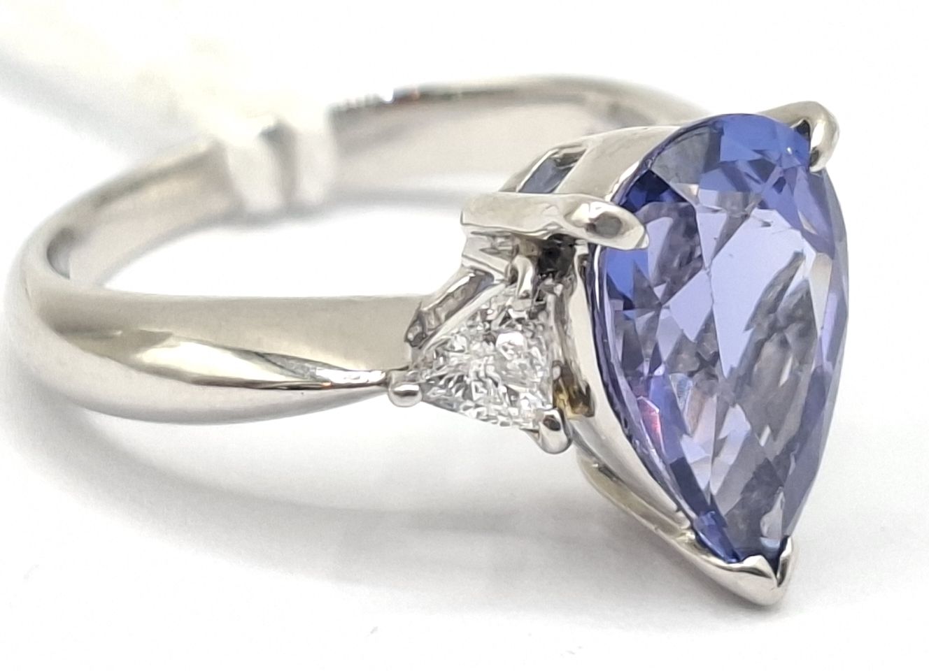 336 · PLATINUM TANZANITE DIAMOND RING