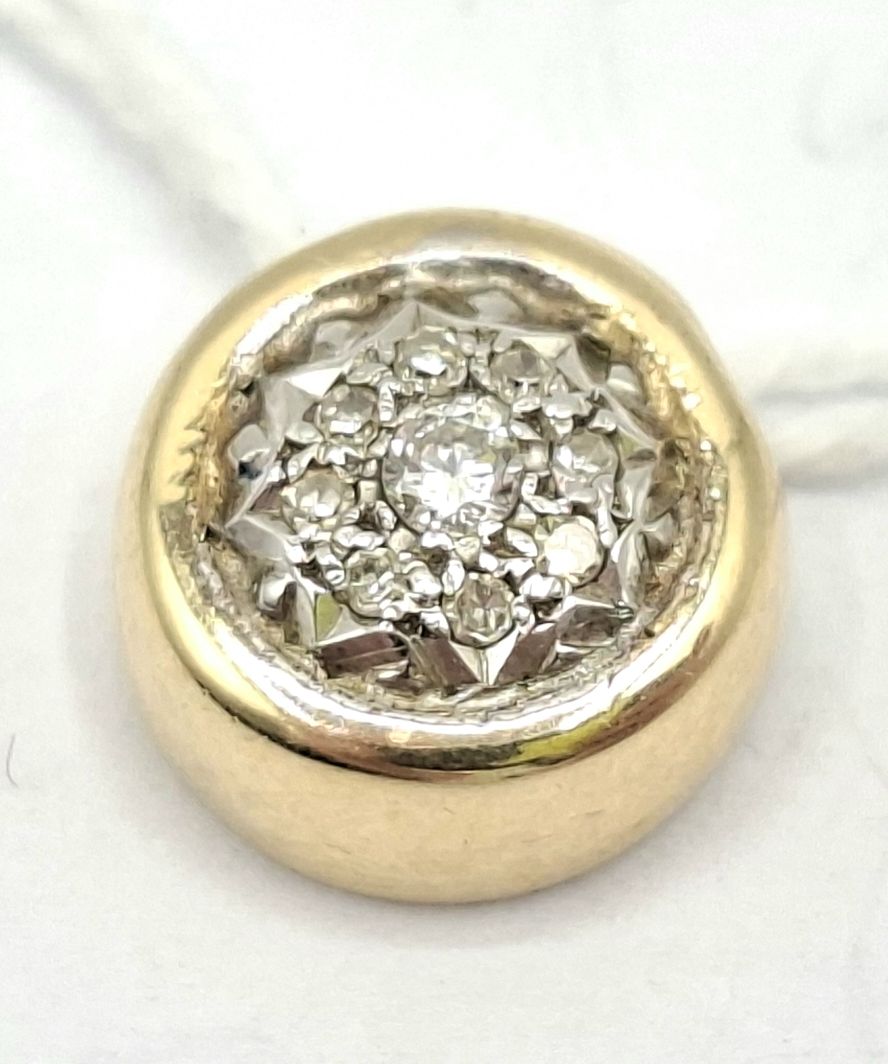 1051 · 9CT GOLD PENDANT