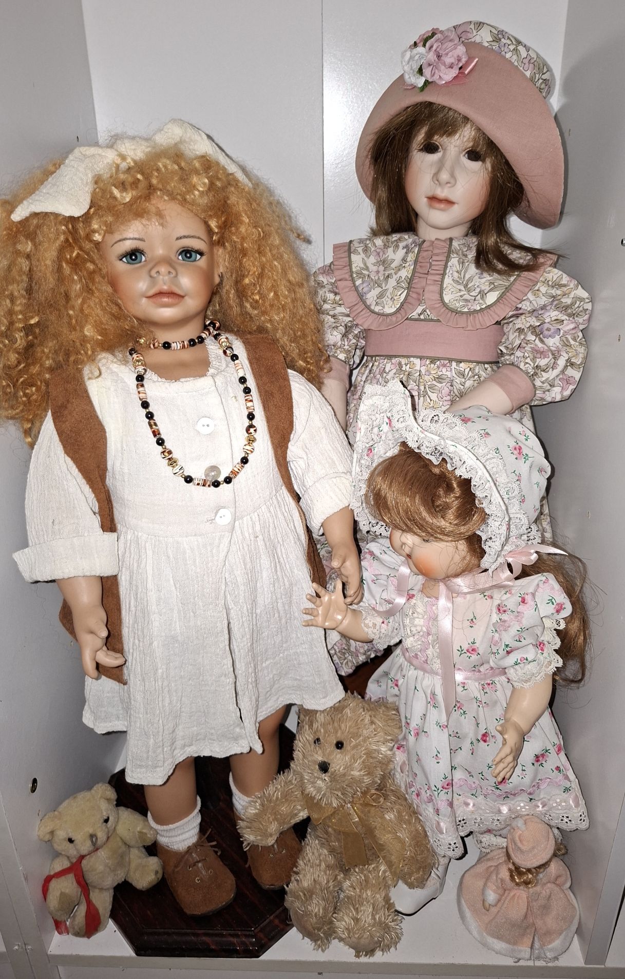 285 · ASSORTED DOLLS