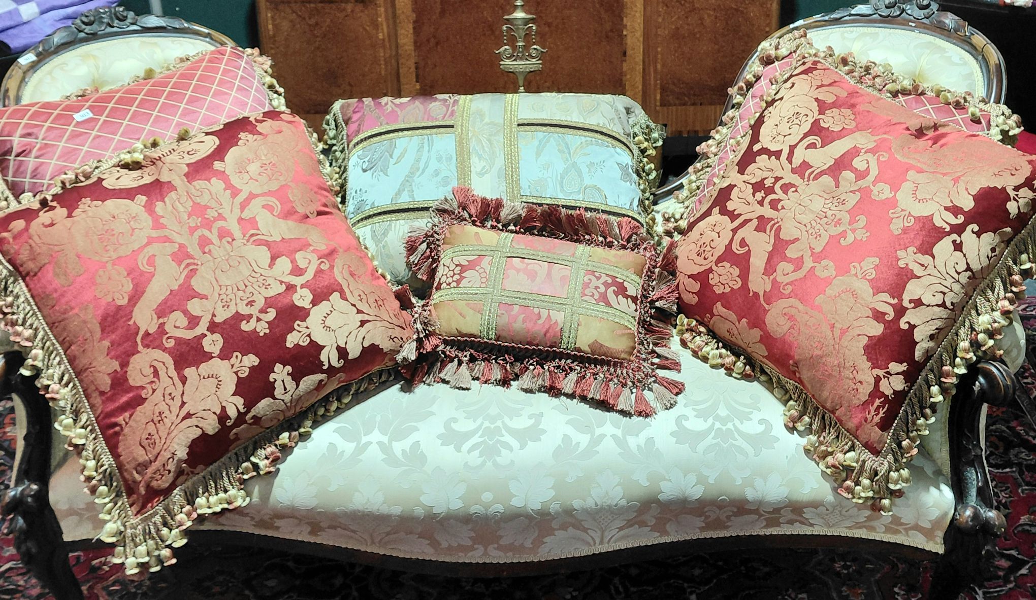 303 · HIGH QUALITY CUSHIONS