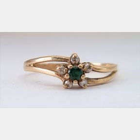 9CT YELLOW GOLD RING WITH 5 DIAMONDS + GREEN CENTRE STONE - 51611/77