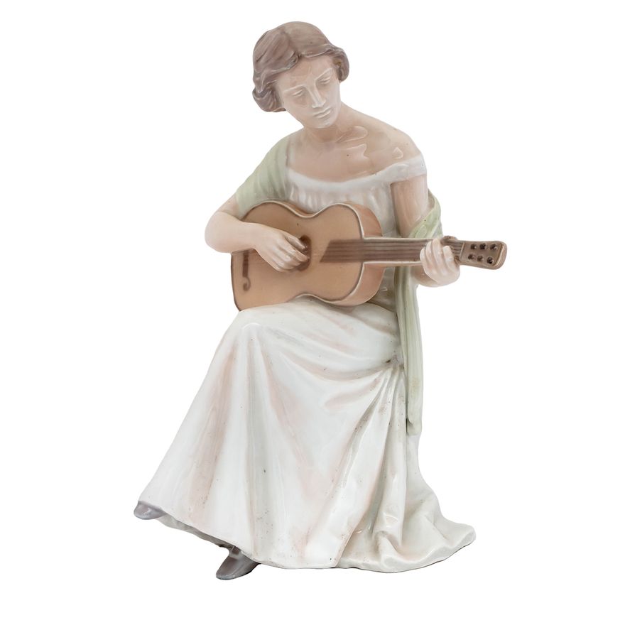 Grająca na gitarze, Bing&Grondahl, l. 1902–1914, proj. Ingeborg Plockross Irminger