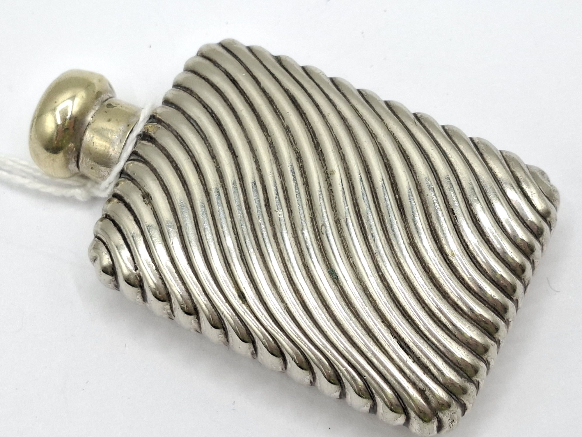 1009 · ANTIQUE PERFUME BOTTLE
