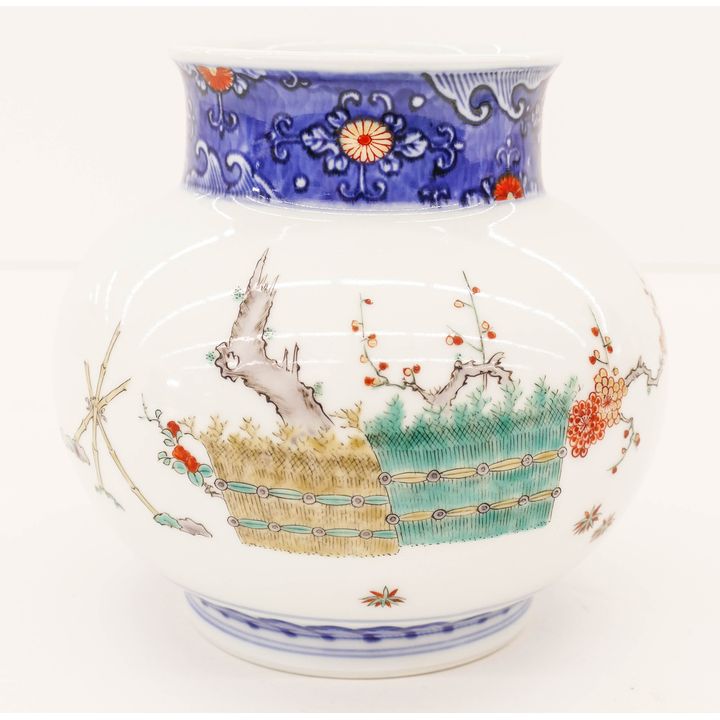 Sakaida Kakiemon XII Japanese Kakiemon Porcelain Vase