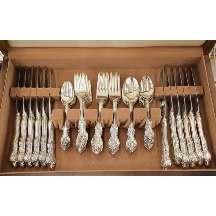 Set International Deep Silver Silverplated Flatware in Chest