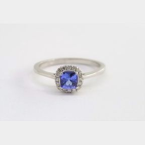 EYECATHCING 0.37CT SQUARE TANZANITE SURROUNDED BY 16 DIAMONDS OF 0.09CT COLOUR IJ CLARITY SI IN 9CT WHITE GOLD RING