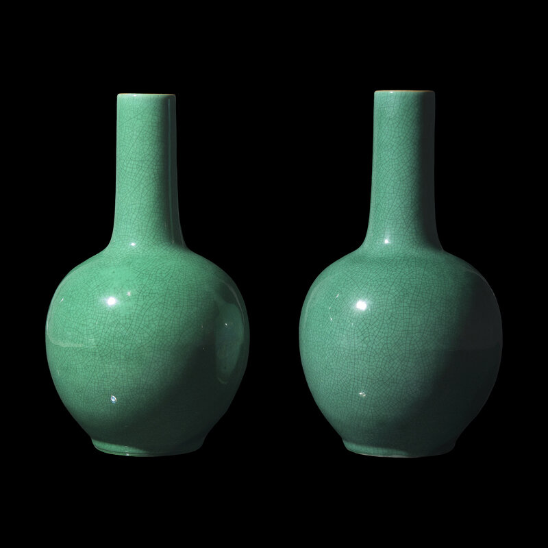 A Pair of Chinese Green Crackle Glazed Porcelain Bottle Vases, late 19th-Early 20th Century
清晚期 綠釉冰裂紋天球瓶一對