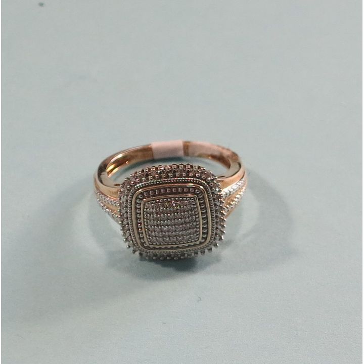 A 9CT TWO TONE GOLD AND DIAMOND RING,