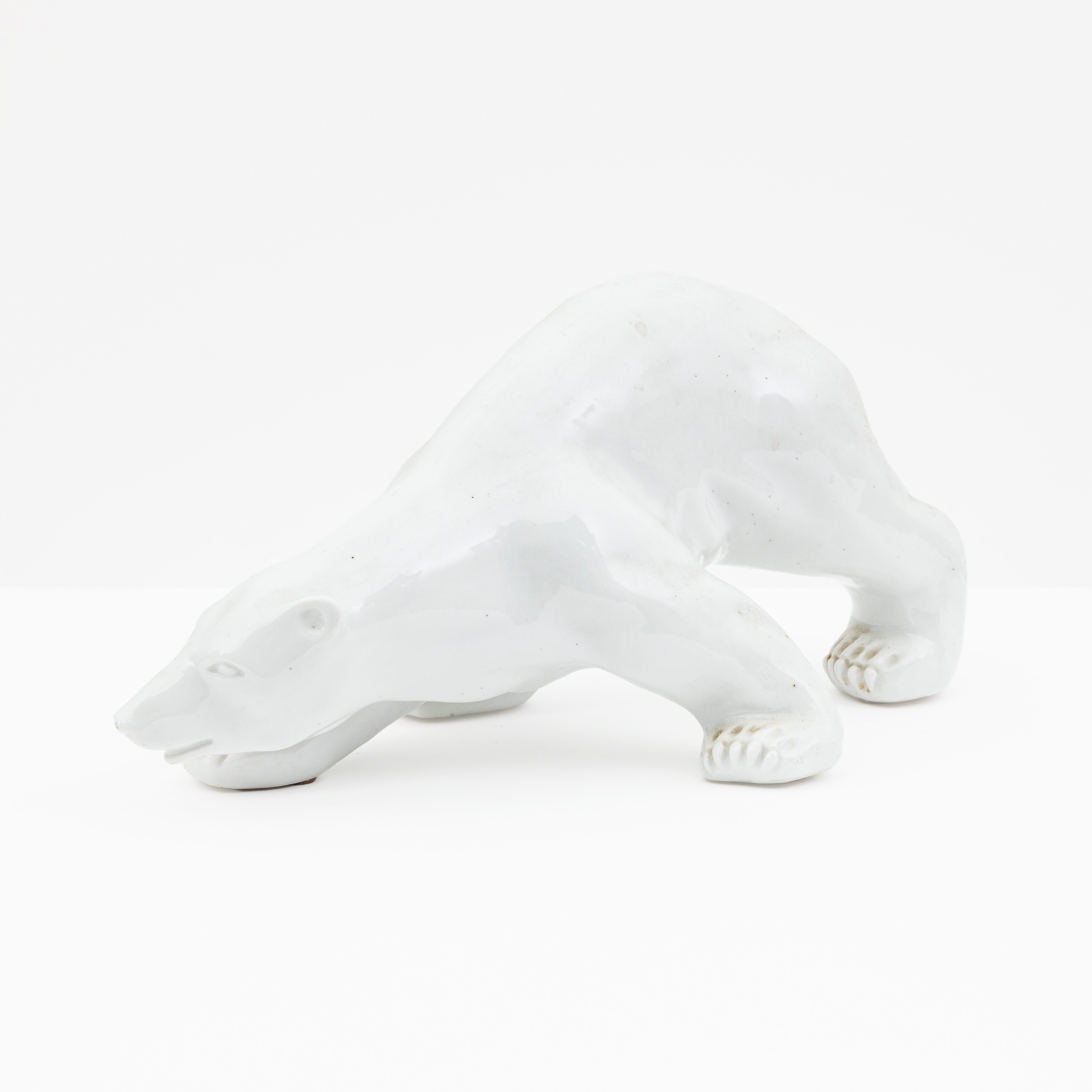 A white glazed ceramic polar bear – kavel bij Bernaerts, Antwerp