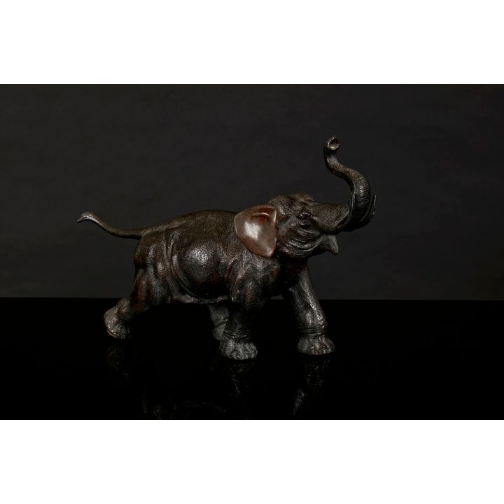 Eléphant en bronze patiné. Chine