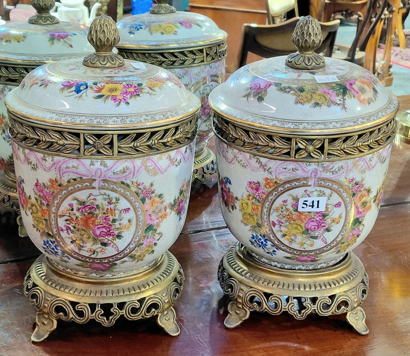 541 · DECORATIVE POTS ON STANDS