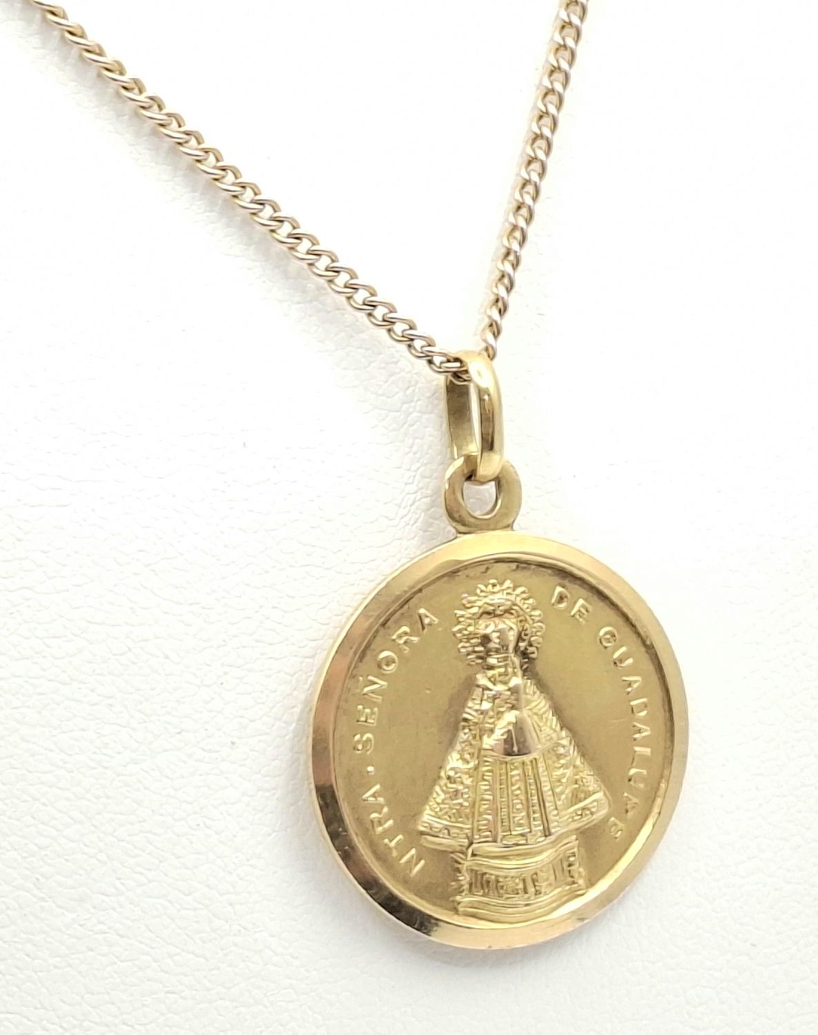 18ct Religious Pendant On Chain