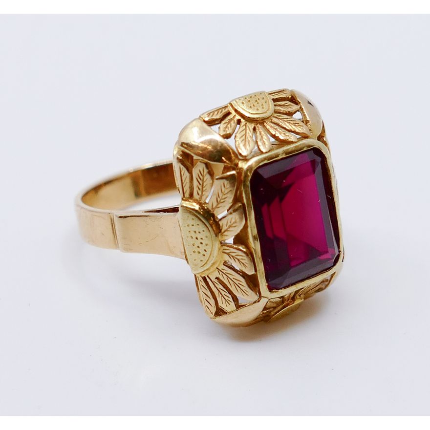 14K Yellow Gold & Garnet Ring. Size 8.5. 8.2g TW