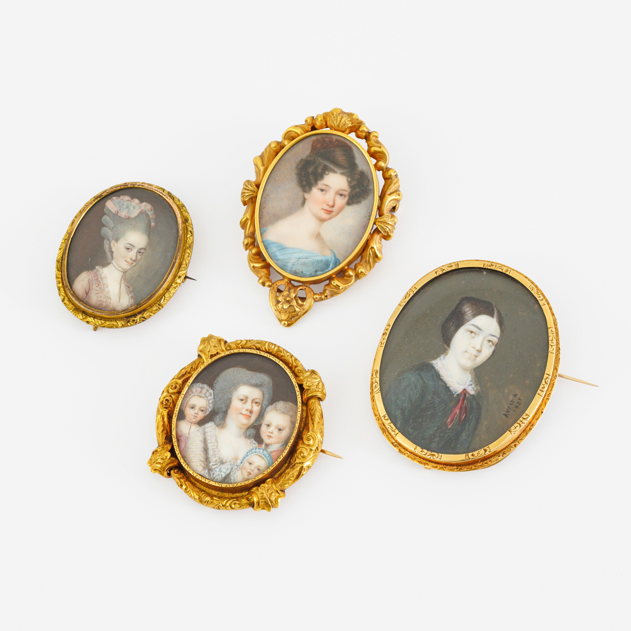 Four 19th-century brooches with miniatures set in gold frames – kavel bij Bernaerts, Antwerp
