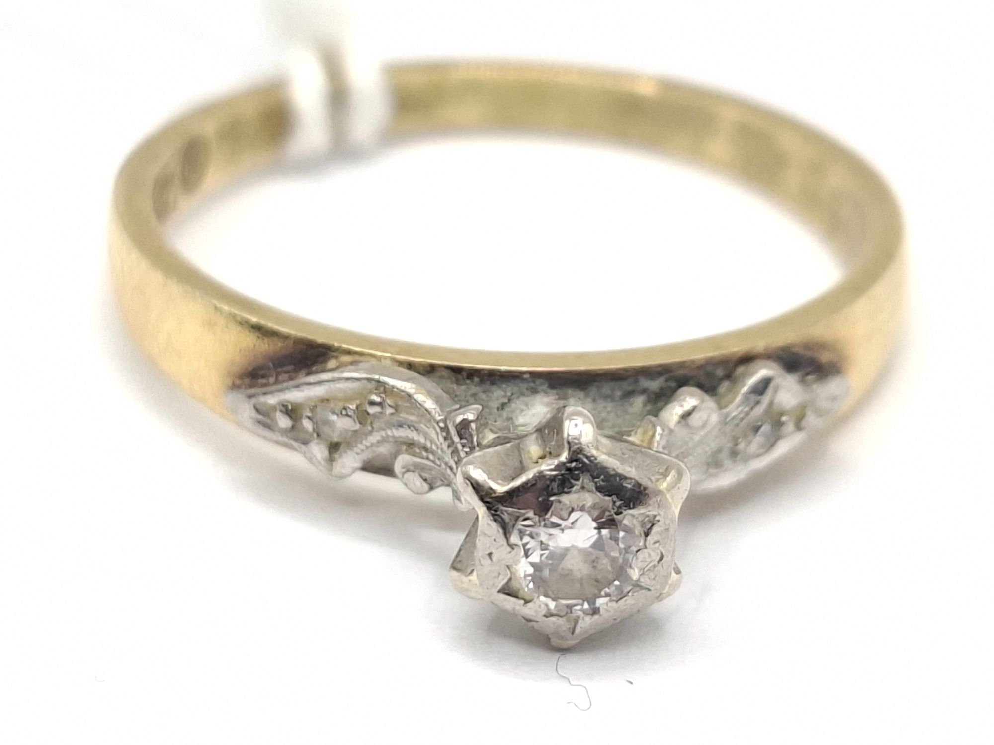 1109 · 18CT GOLD DIAMOND RING