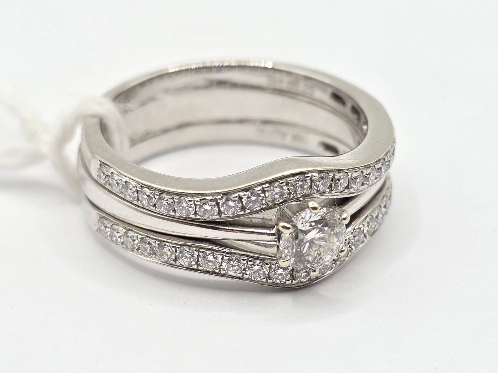 263 · 18CT GOLD DIAMOND RING