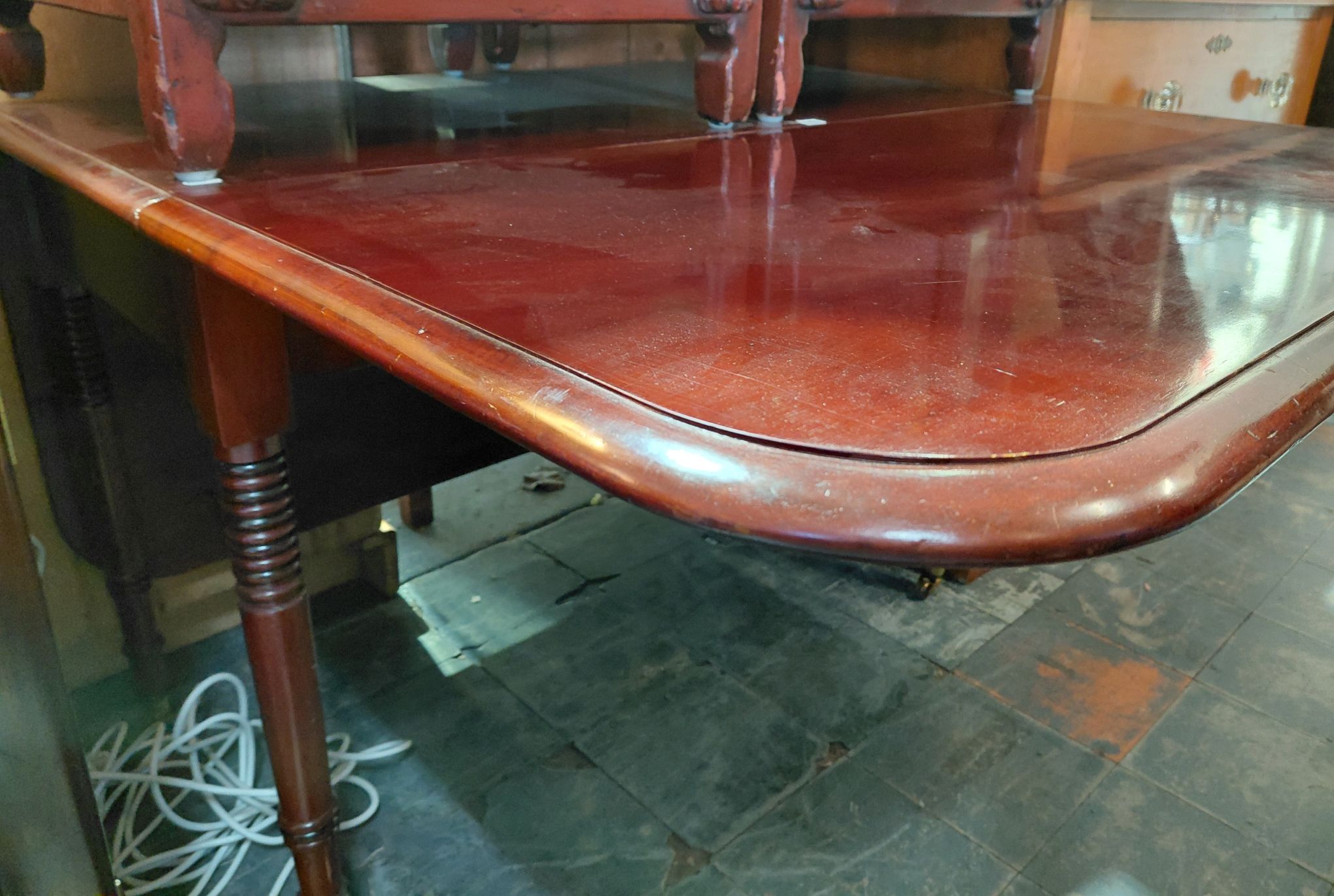 142 · MAHOGANY DROP-SIDE TABLE