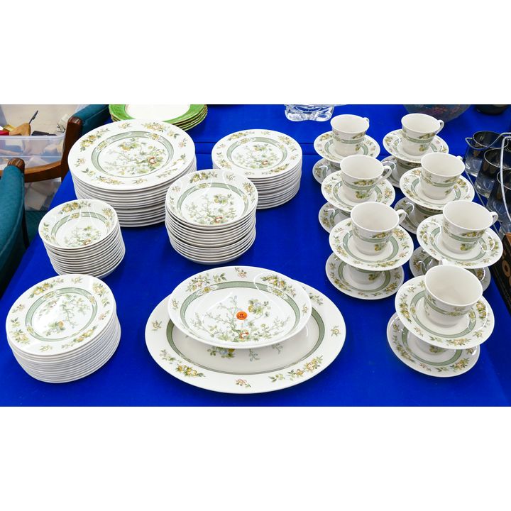 Set Royal Doulton ''Tonkin'' China Complate Service for Fourteen