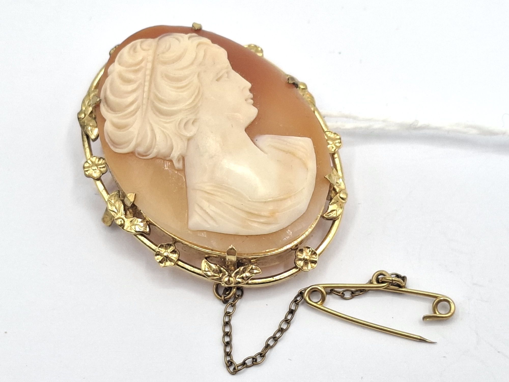 1018 · PRETTY CARVED SHELL CAMEO BROOCH