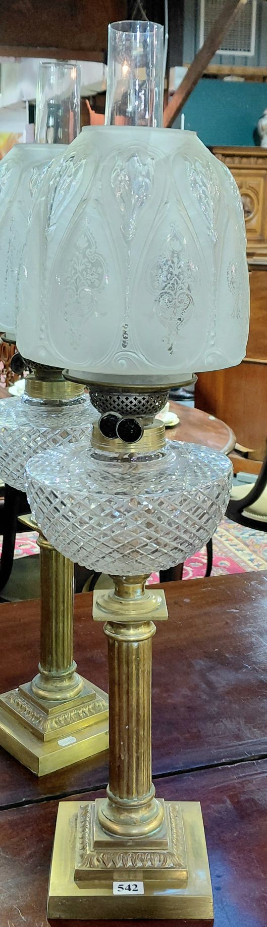 542 · IMPRESSIVE ANTIQUE OIL LAMP