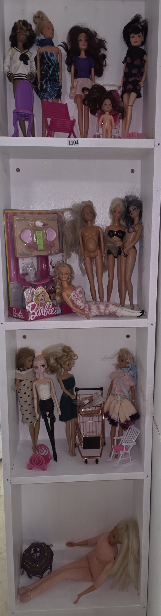 1104 · BARBIE DOLLS