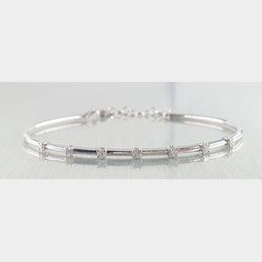 18CTWHITE GOLD BANGLE WITH 7 DIAMONDS TOTAL 0.210CT COLOUR IJ CLARUTY VS/SI - 51929/3537