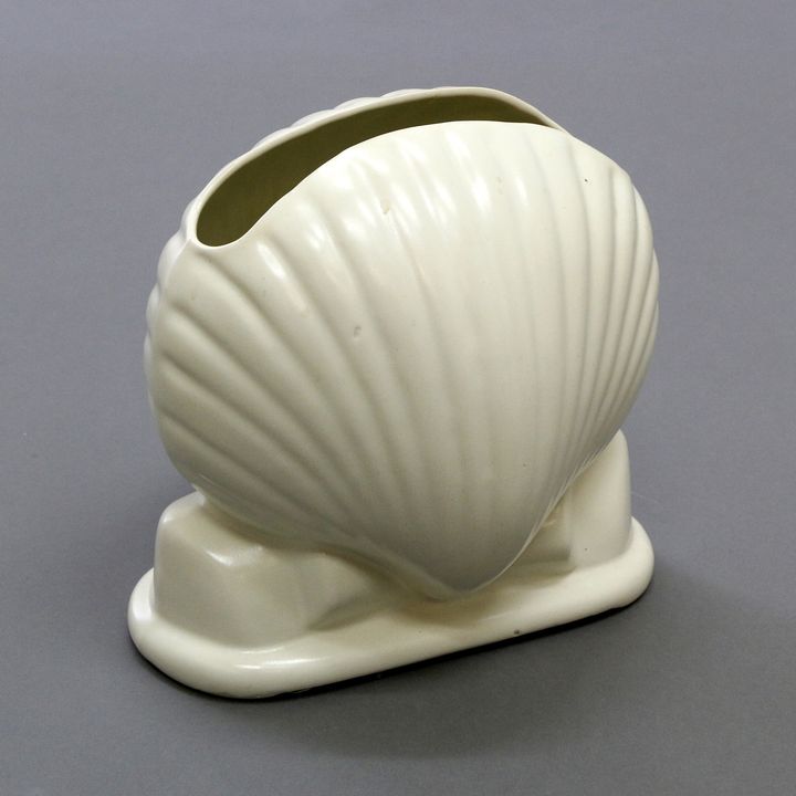 Temuka Pottery, Scallop vase