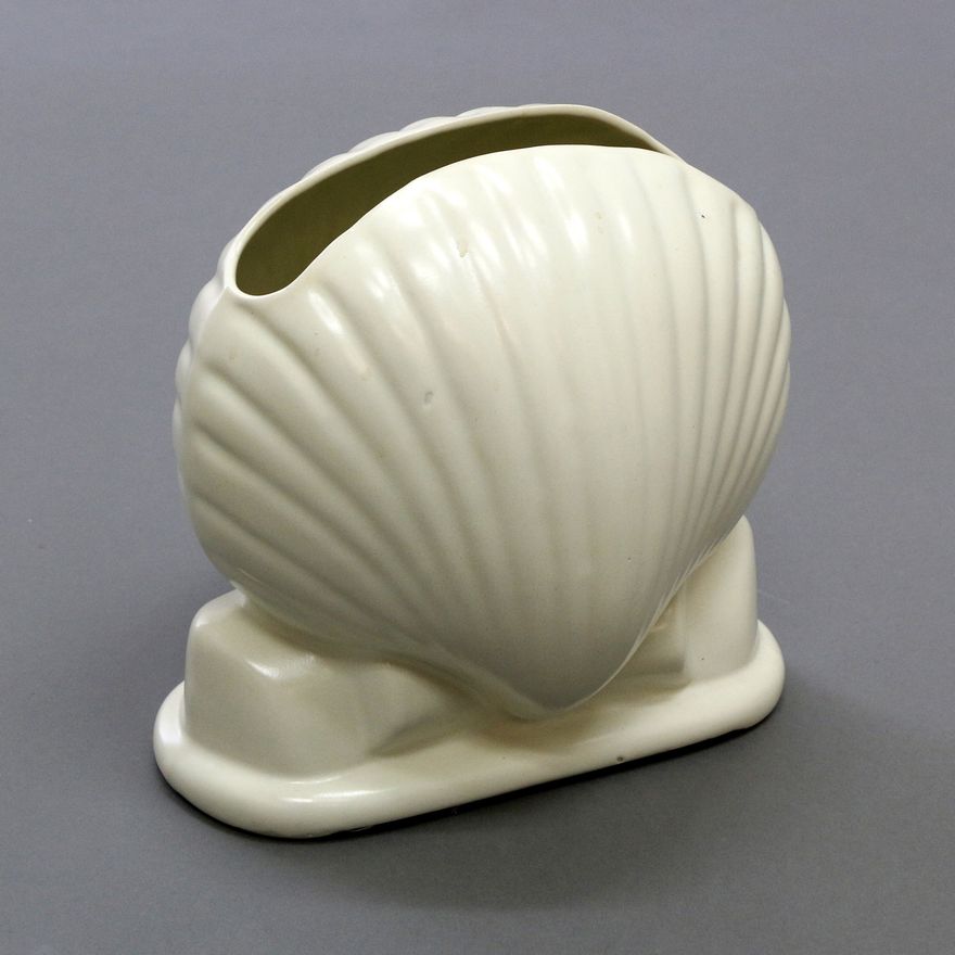 Temuka Pottery, Scallop vase