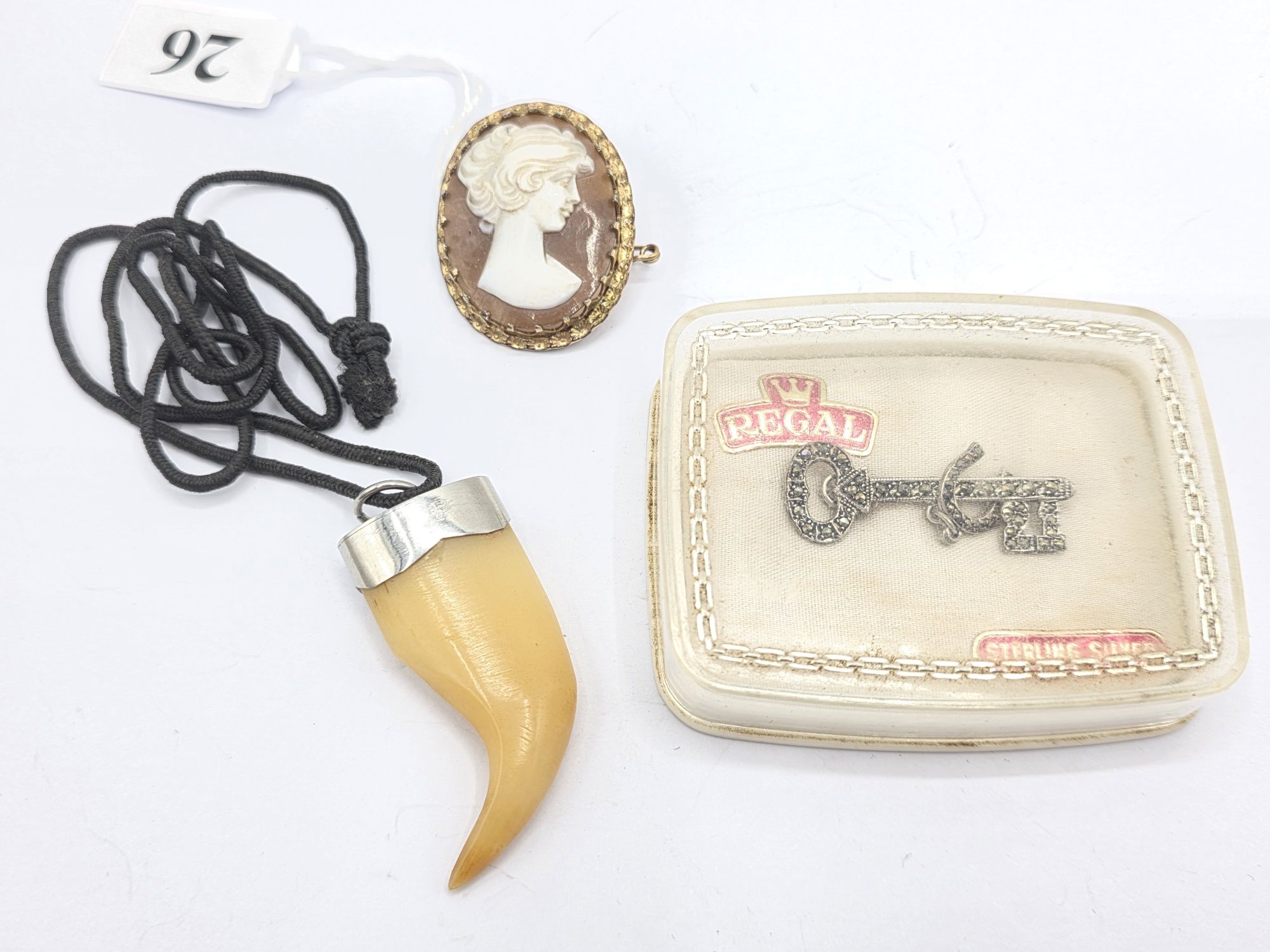 26 · VINTAGE JEWELLERY