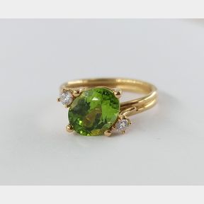 3.17CT GREEN PERIDOT + 2 ROUND DIAMONDS = 0.140CTS IN 18CT YELLOW GOLD RING