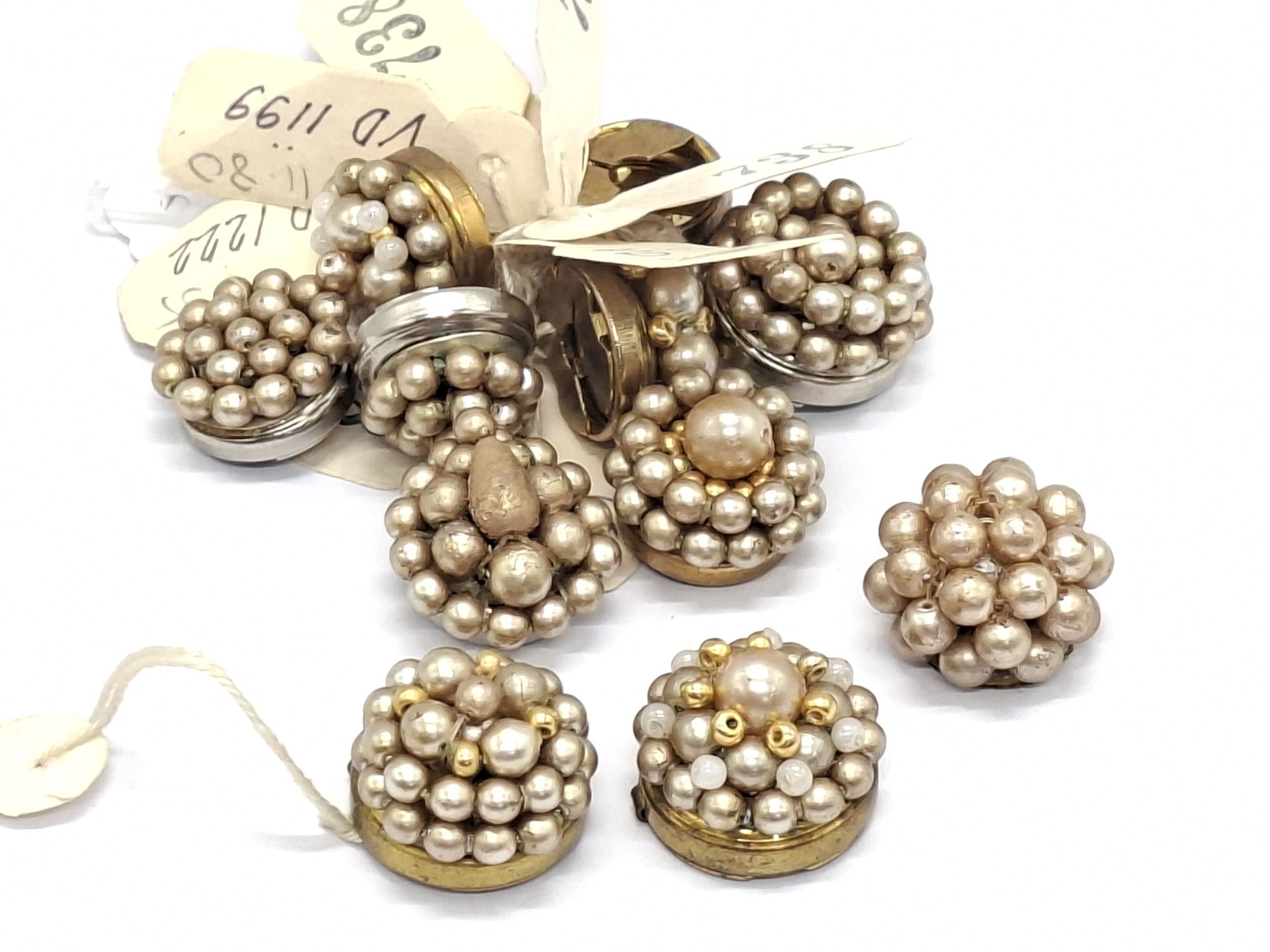 1073 · VINTAGE BUTTON COVERS