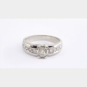 GORGEOUS 18CT WHITE GOLD RING WITH STUNNING CENTRE DIAMOND