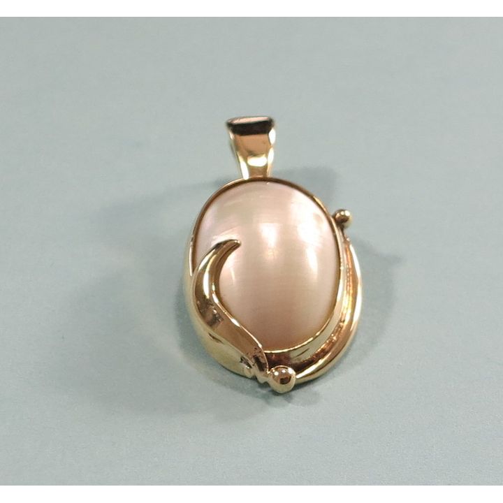 A 9CT GOLD AND MABE PEARL PENDANT.