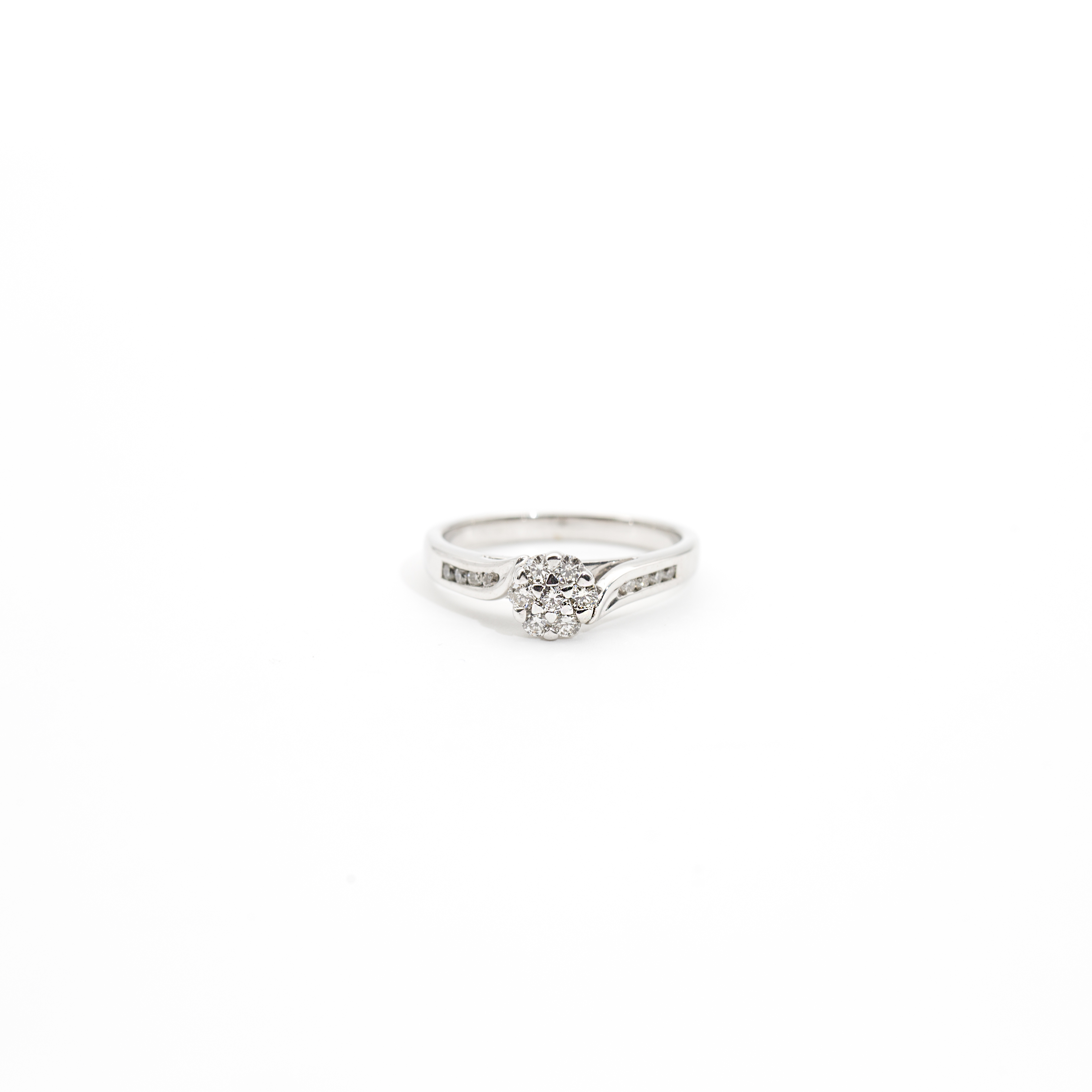 479. · 18ct White Gold & Diamond Ring 3.8g