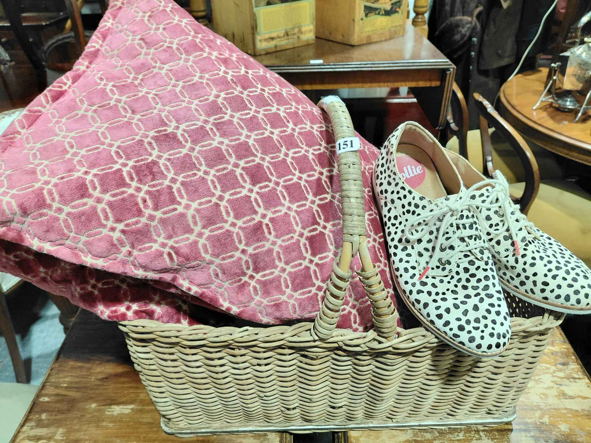 151 · SHOES, CUSHIONS, BASKET