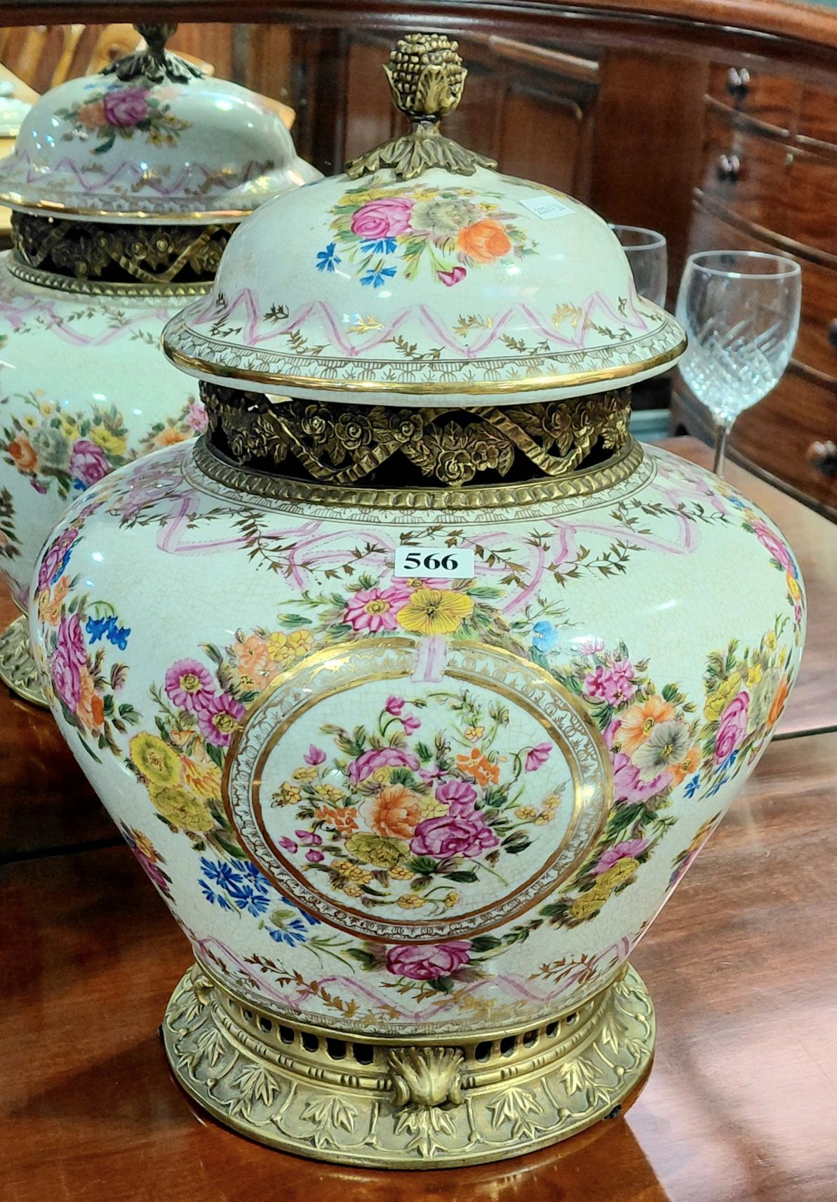 566 · DECORATIVE POT ON STAND
