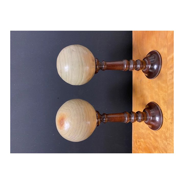 Deux grosses boules sphériques en marbre beige bleuté ou bleu Turquin