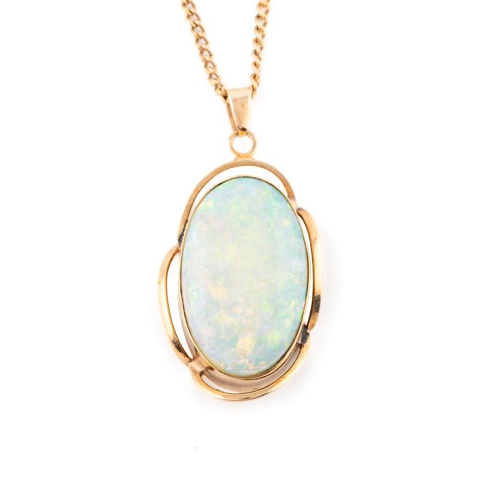 Opal Pendant & Chain 9ct Gold