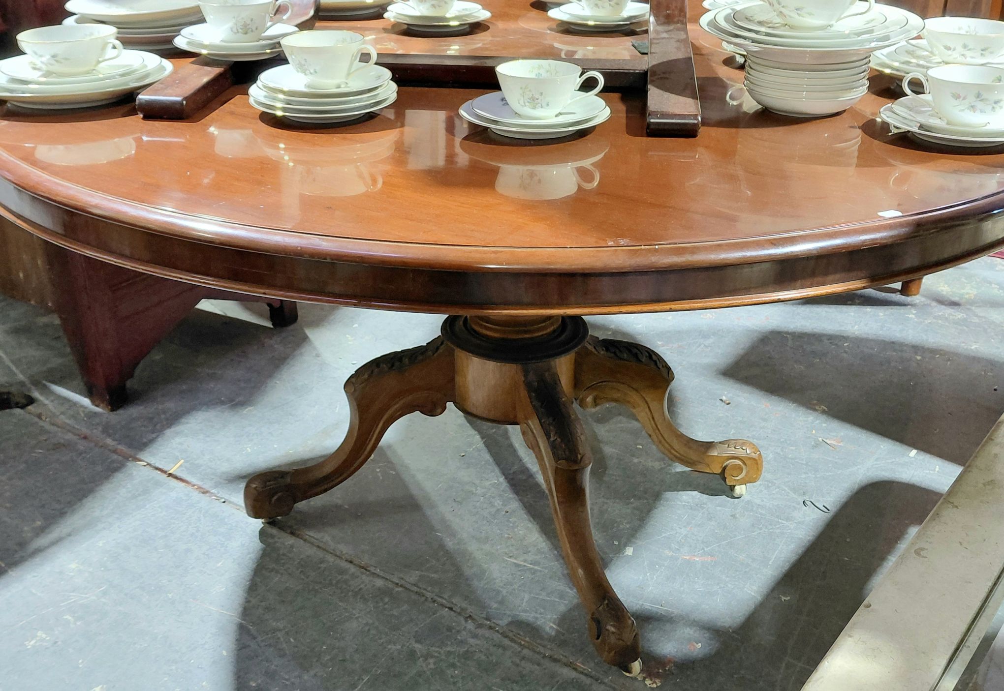 184 · MAHOGANY CIRCULAR DINING TABLE