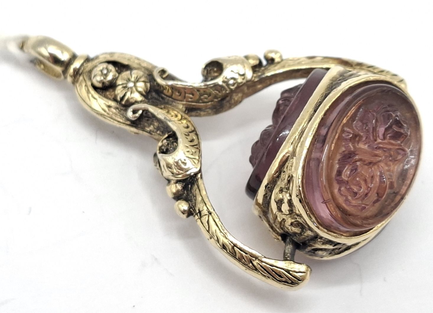 1047 · VINTAGE SPINNING FOB PENDANT
