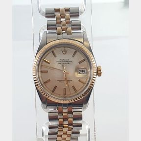 MENS VINATGE ROLEX OYSTER PERPETUAL DATEJUST TWO TONE GOLD & SILVER COLOUR SUPERLATIVE CHRONOMETER WITH DATE FUNCTION SLIGHT STRAP WARE DUE TO AGE - 51633/384