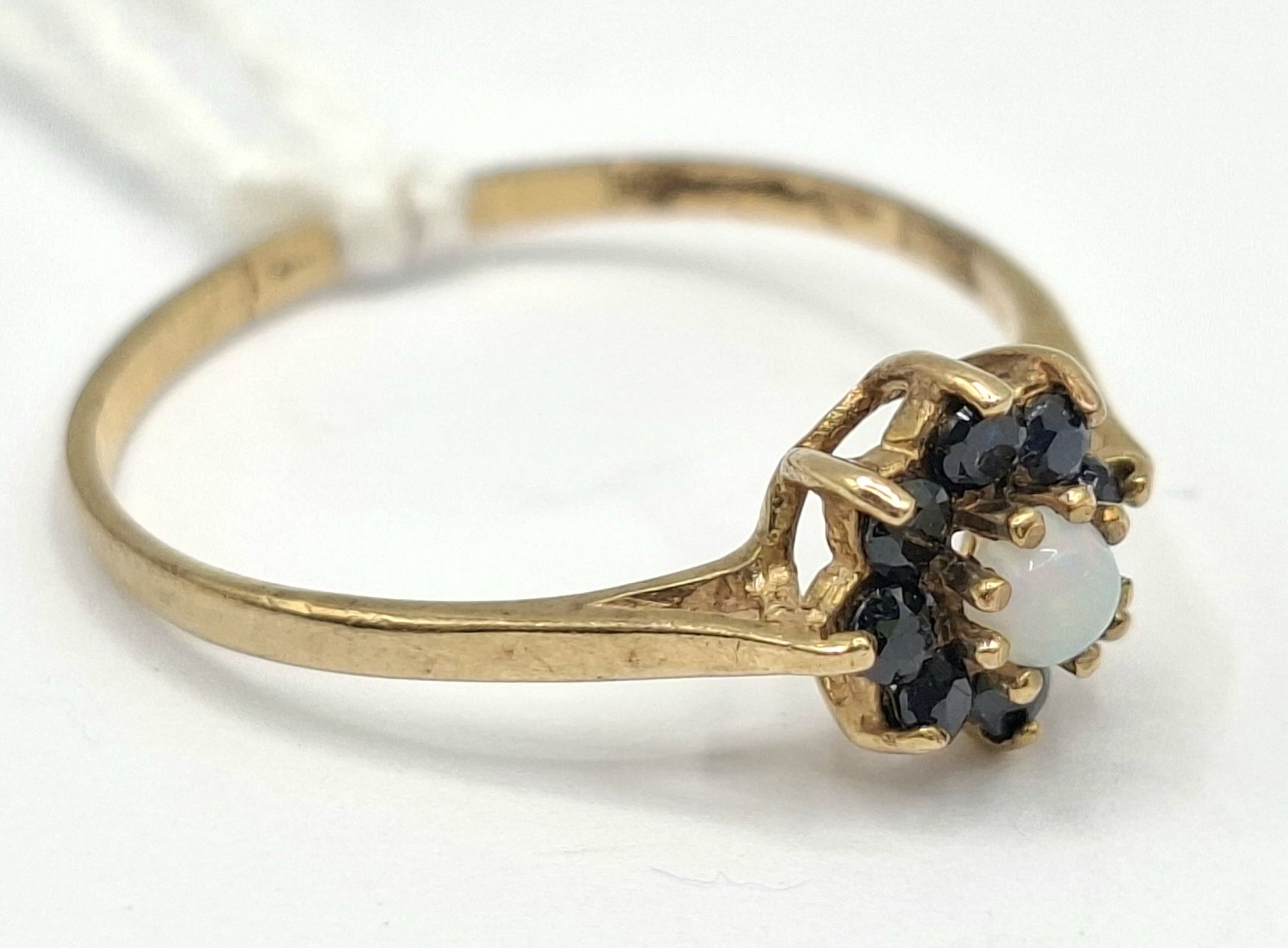 1076 · 9CT GOLD OPAL SAPPHIRE RING